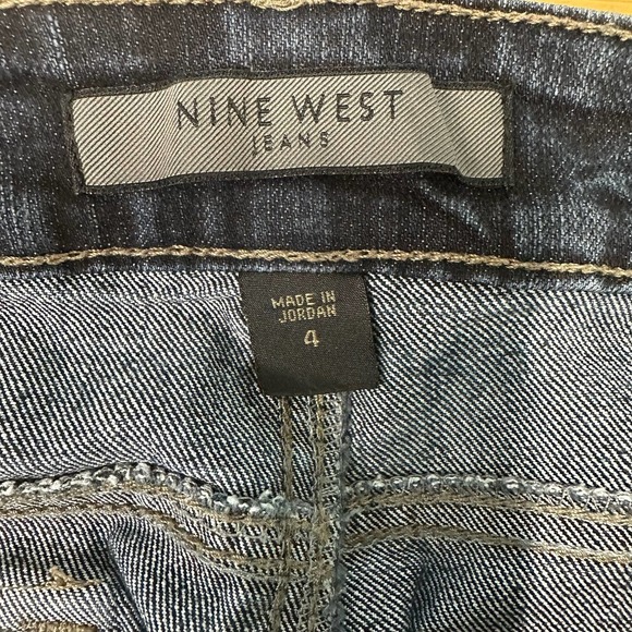 NINE WEST Capri Jeans Women’s sz. 4 (26) Blue Denim Cropped Buttoned Hem - Picture 6 of 10